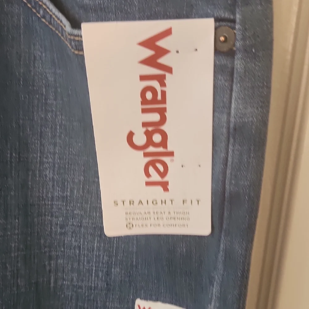 NWT Wrangler Men's Classic Medium Wash Blue Straight Fit Jeans Size 40x30